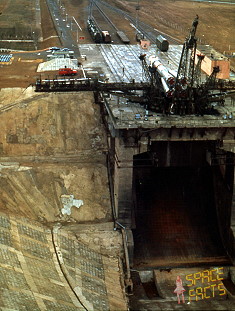 Sojus 10 auf dem Weg zur Startrampe