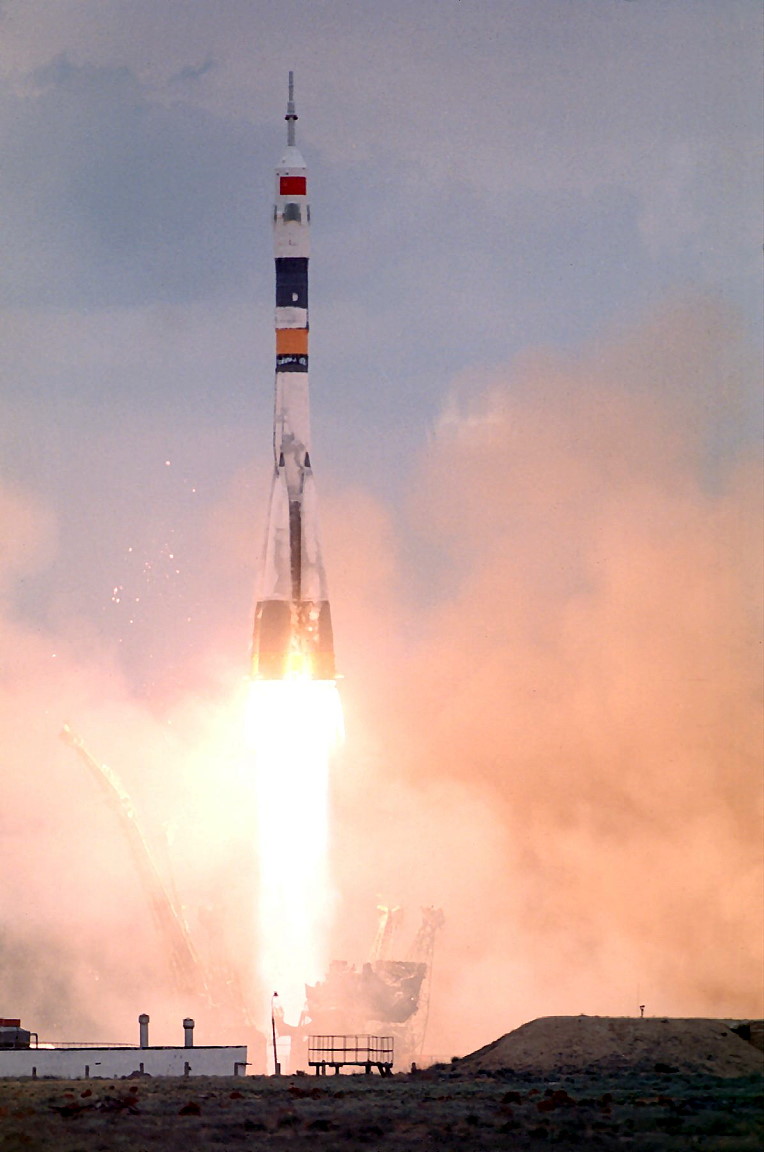 Soyuz TM-12 launch