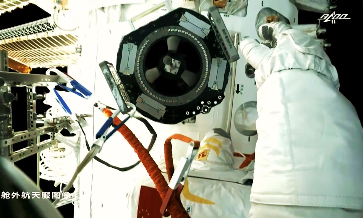 EVA Wang Yaping on November 07, 2021