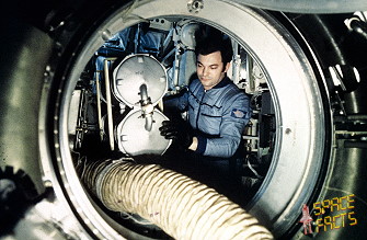 Yuri Romanenko unloads Progress 1