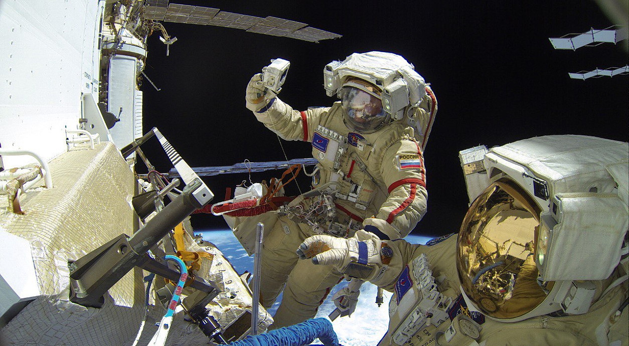 EVA Sergej Prokopjew und Dmitri Petelin am 17. November 2022