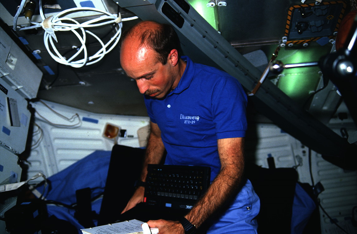 Bagian onboard Space Shuttle