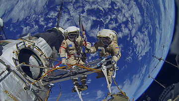 EVA Kotow und Rjasanski (mit olympische Fackel)