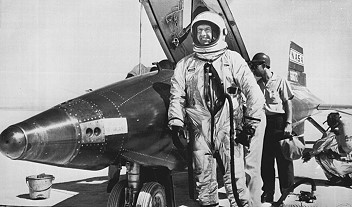 Joe Walker steht stolz an der X-15 Nr. 3 nach seinem Rekordh�henflug am 22. August 1963.
