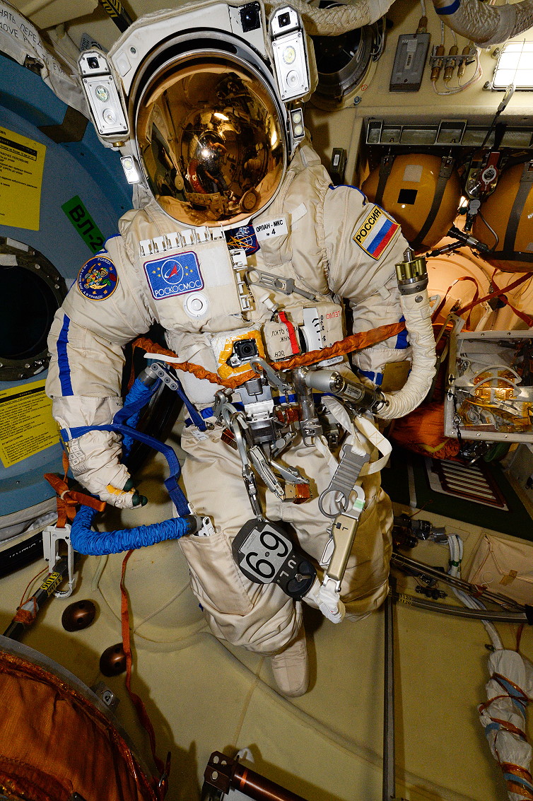 Orlan spacecuit in Pirs airlock