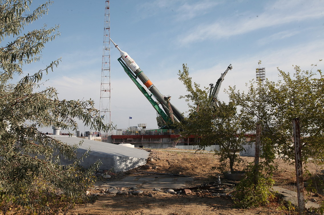 Soyuz MS-06 erection