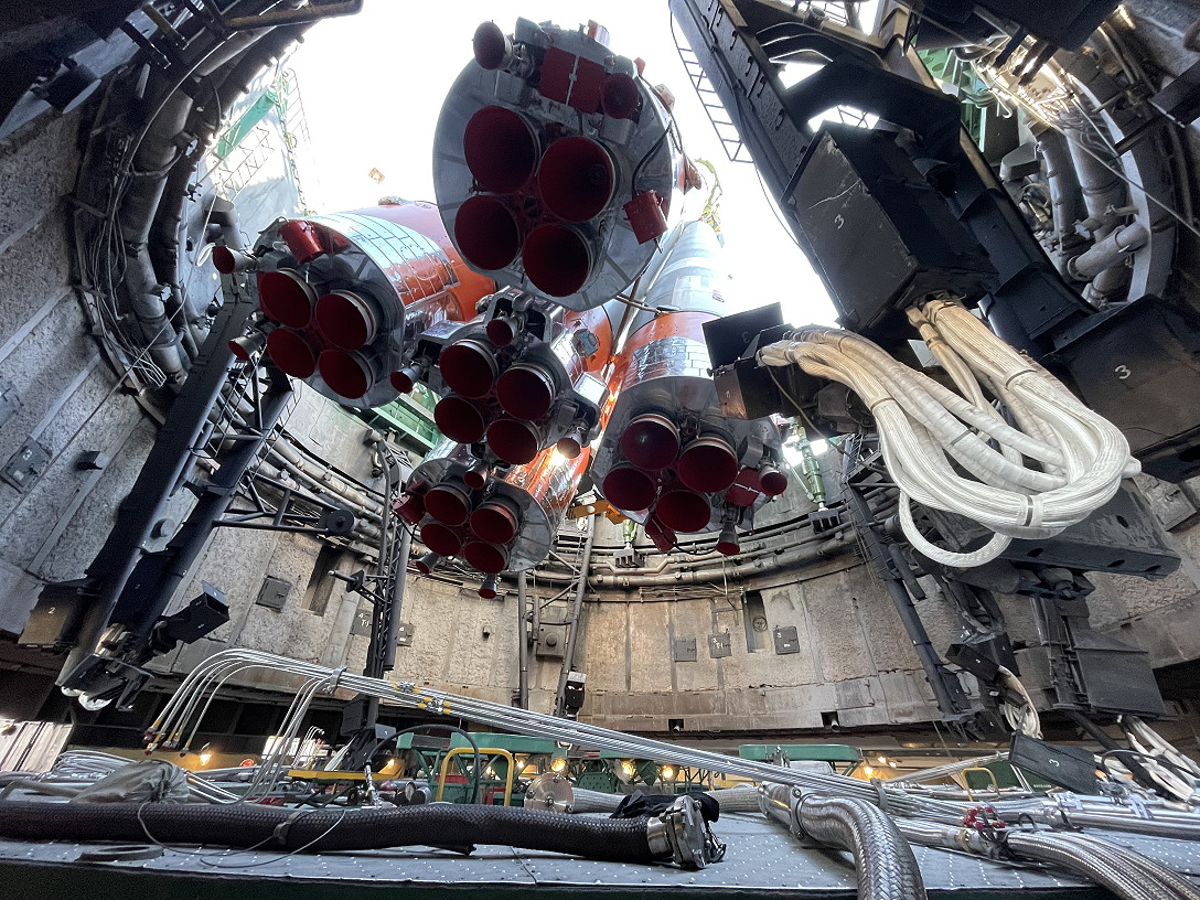 Soyuz MS-19 erection