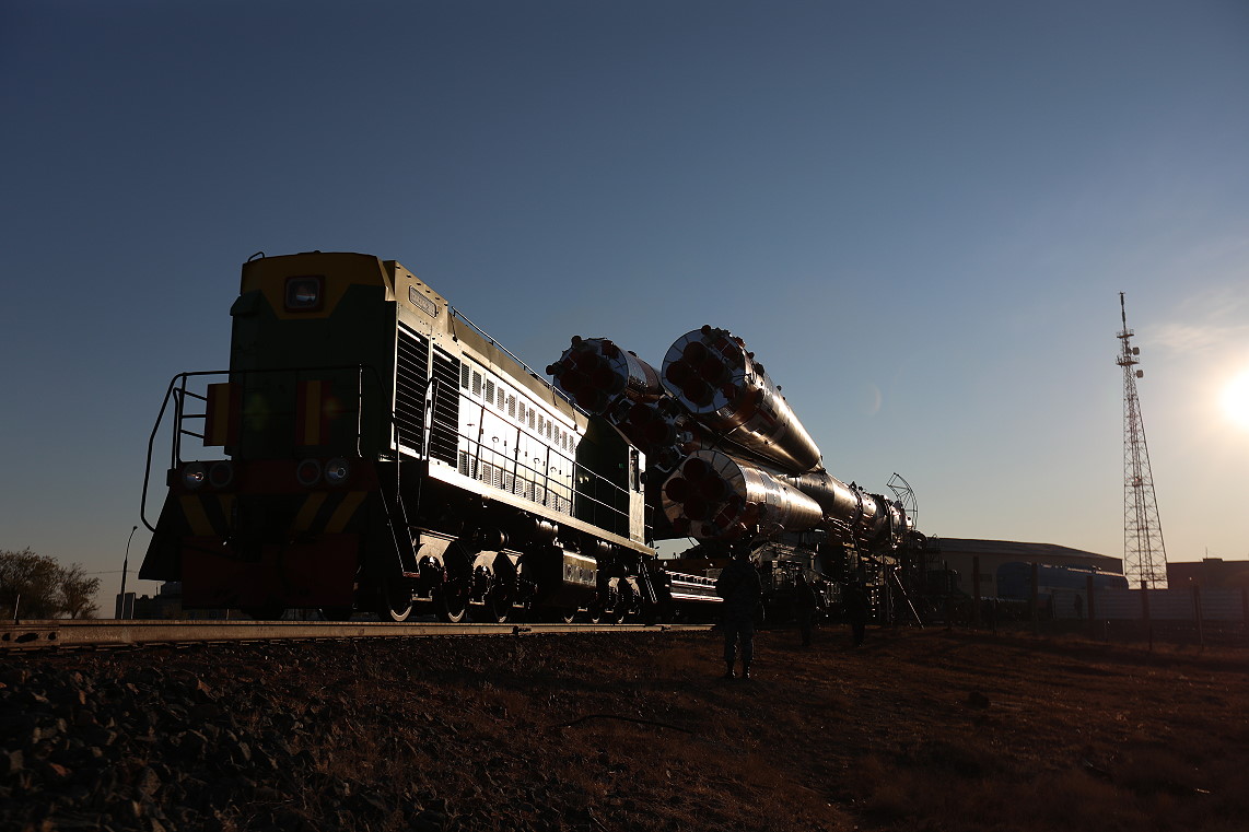 Soyuz MS-19 rollout