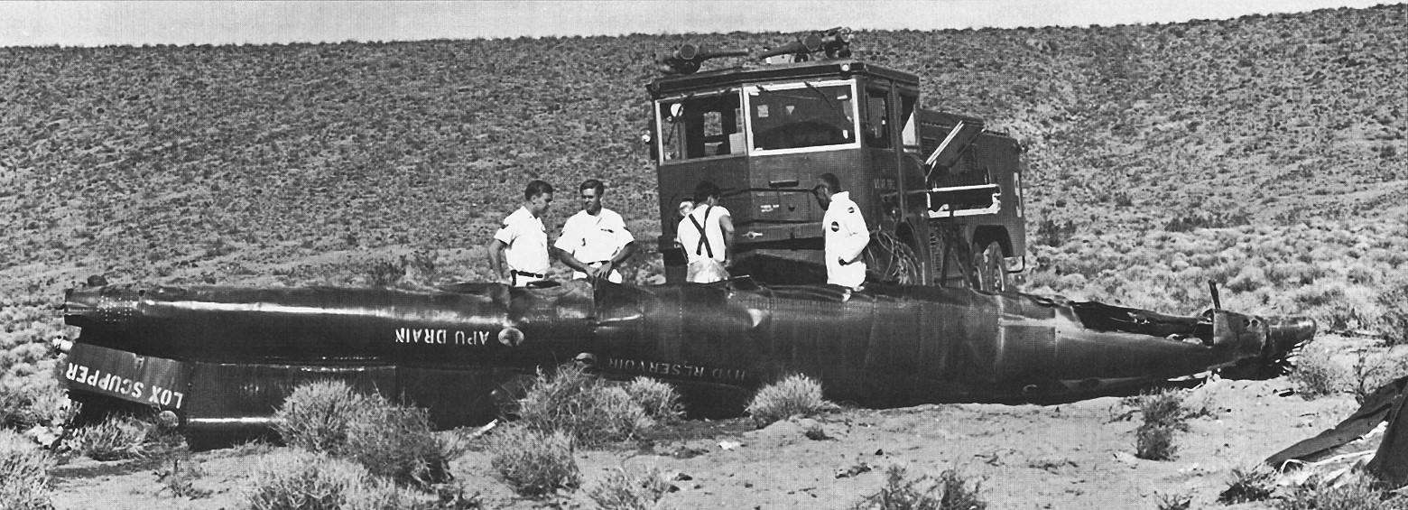 In der N�he der �berreste der X-15 Nr. 3 steht ein Feuerwehrauto. 