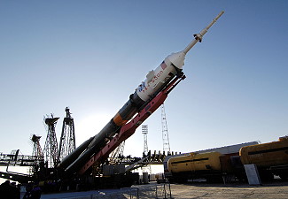 Soyuz TMA-11 erection