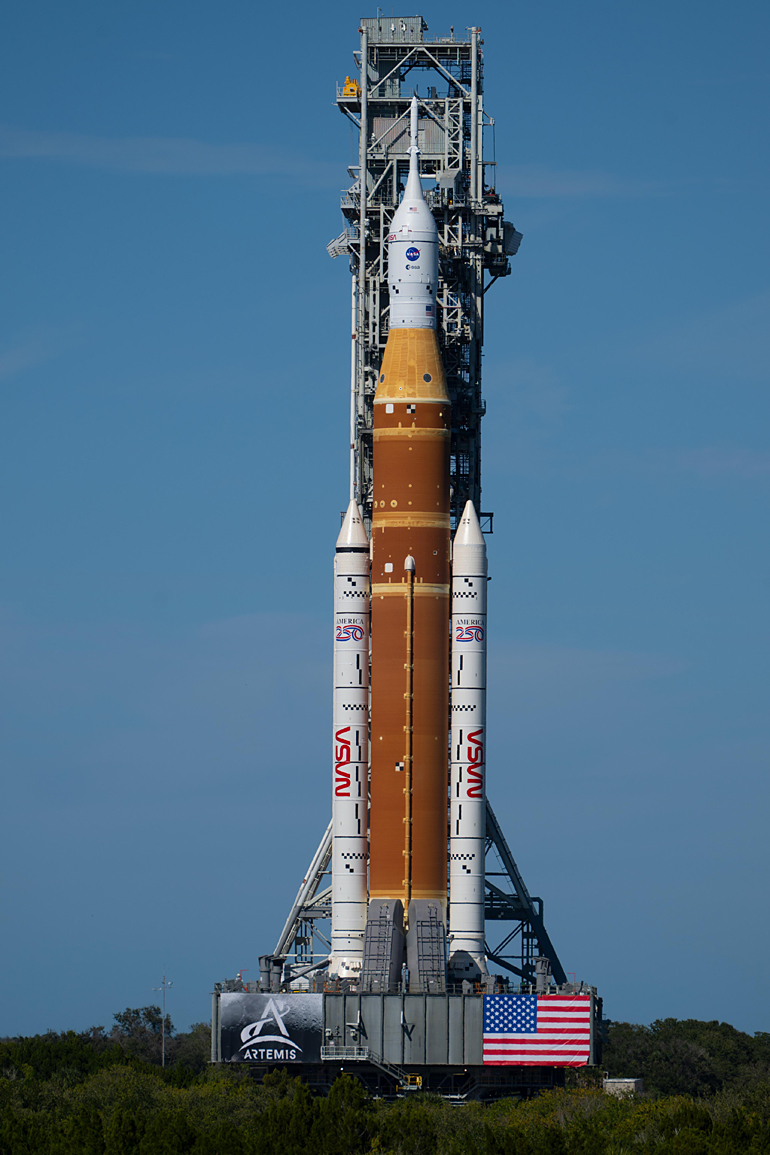 Artemis II auf dem Weg zur Startrampe