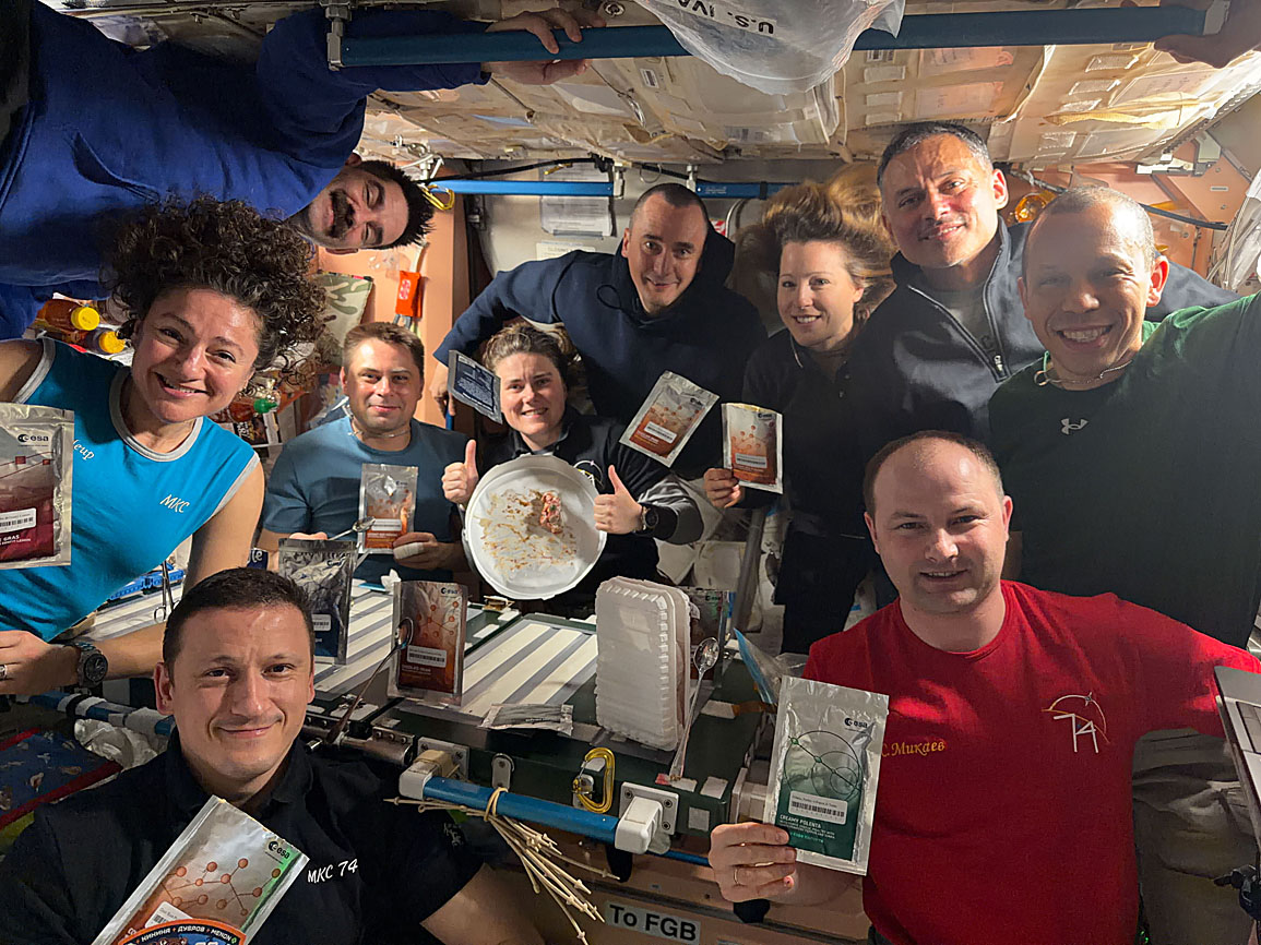 Zehn Crewmitglieder