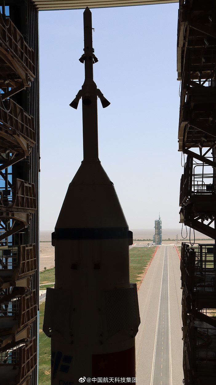 Shenzhou-16 rollout