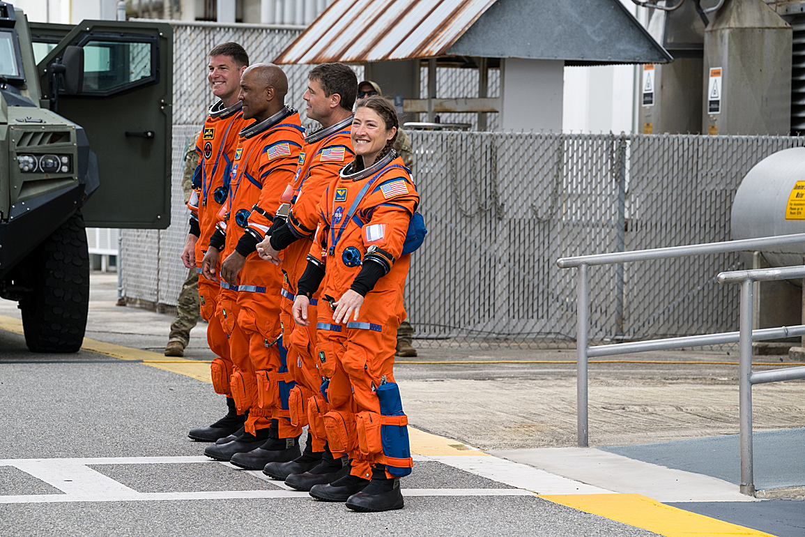 Crew Artemis II walkout