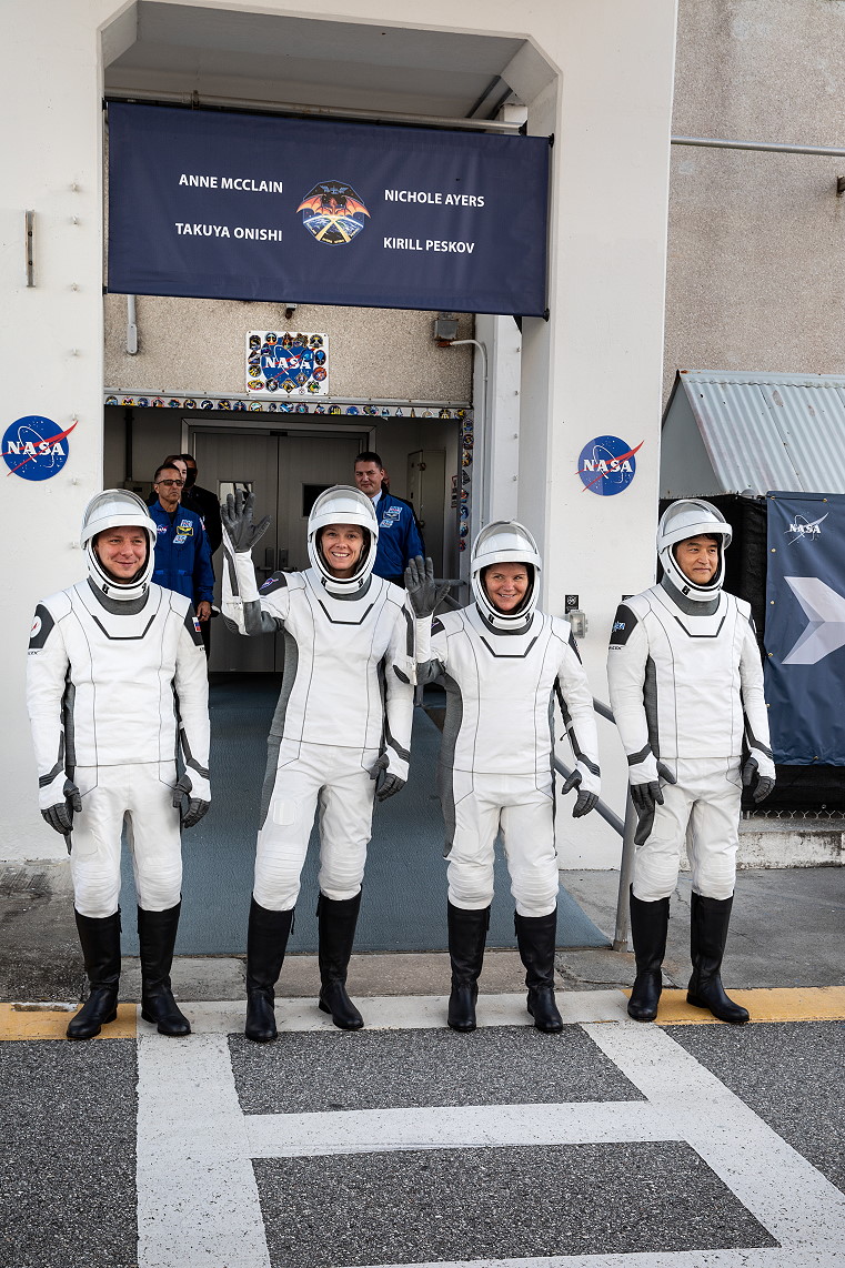 Mannschaft SpaceX Crew-10 auf dem Weg zum Start