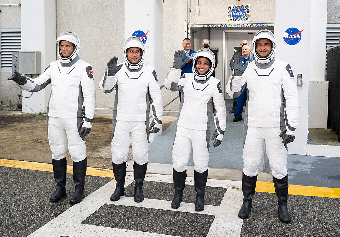 Mannschaft SpaceX Crew-13 auf dem Weg zum Start