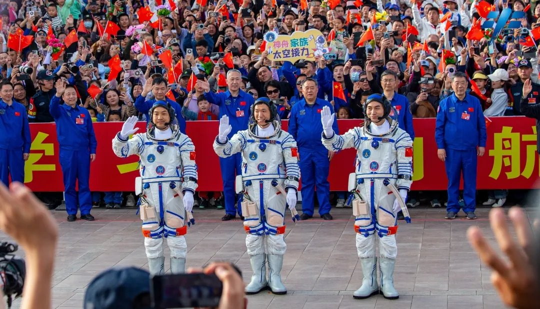 Crew Shenzhou-18 auf dem Weg zum Start