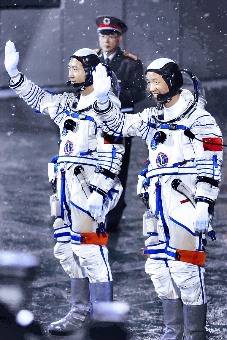 Crew Shenzhou-6 auf dem Weg zum Start