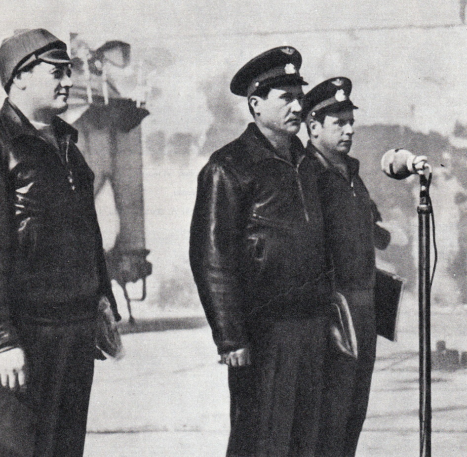 Crew Sojus 7 auf dem Weg zum Start