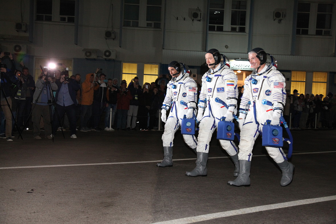 Crew Soyuz MS-06 walkout