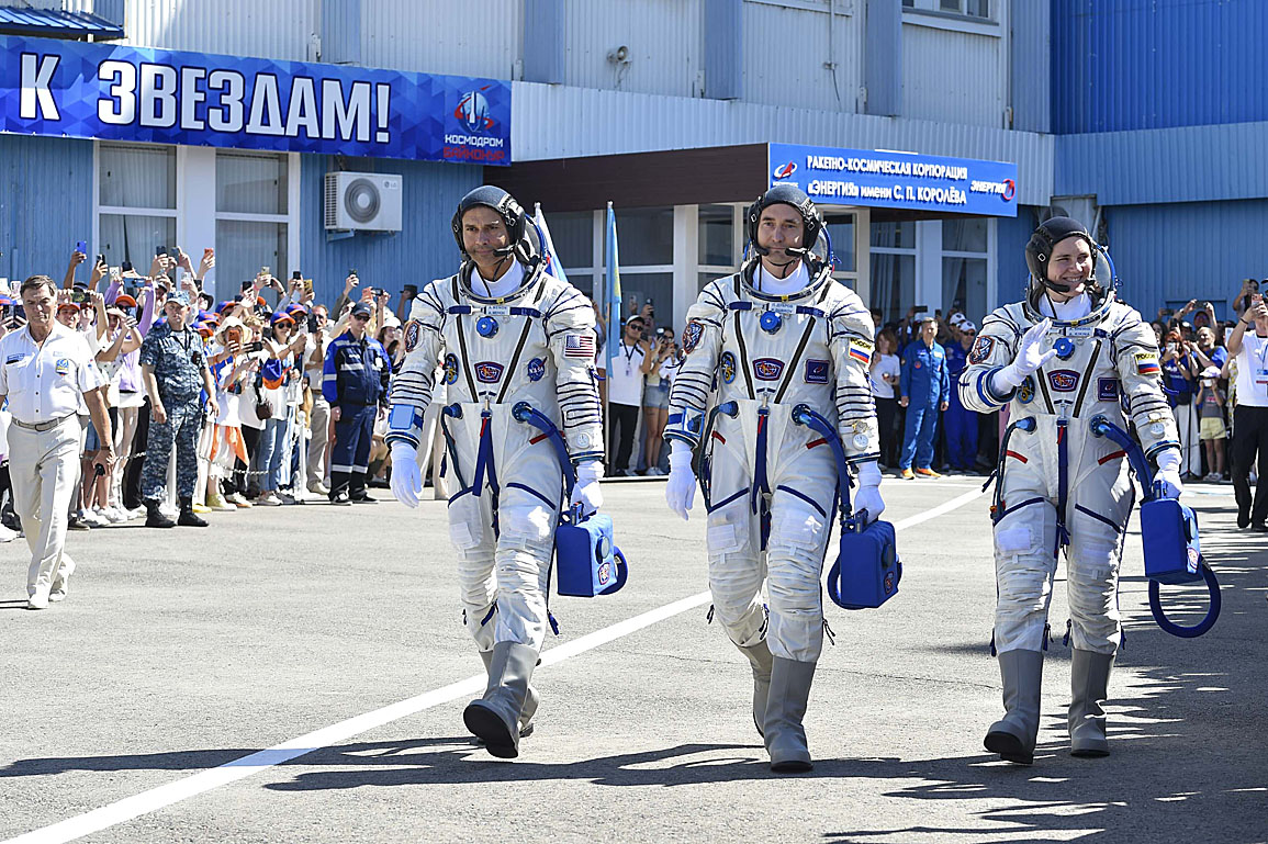 Crew Soyuz MS-29 walkout