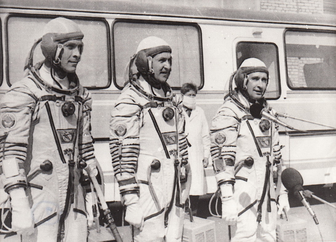 Crew Soyuz T-8 walkout