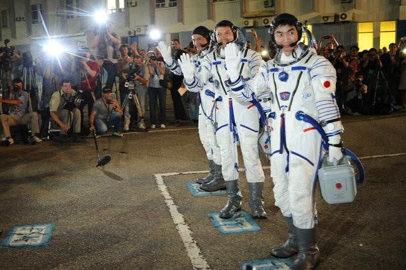 Crew Sojus TMA-17M auf dem Weg zum Start